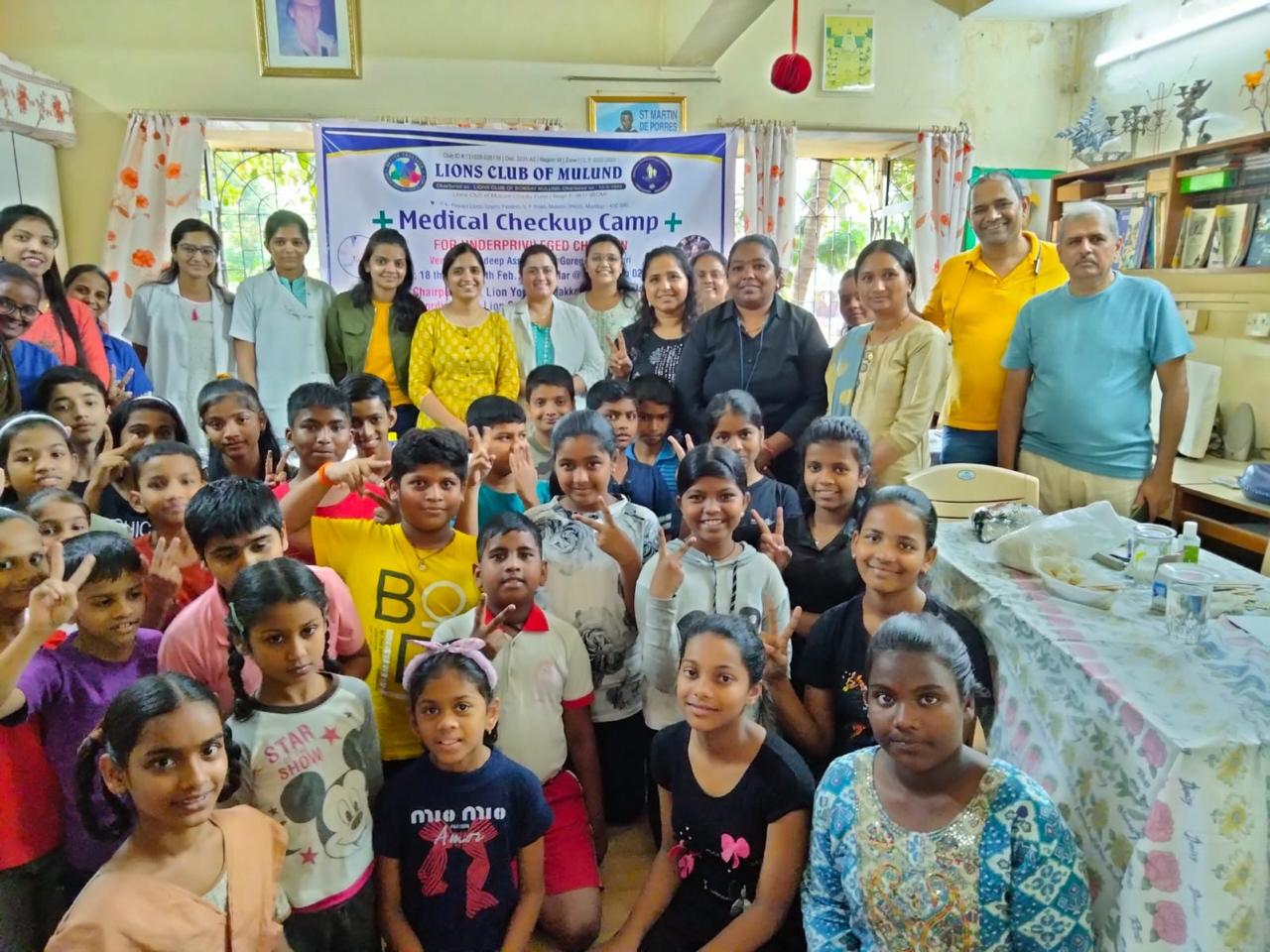 Dr. Surbhi Mehta consulting a patient