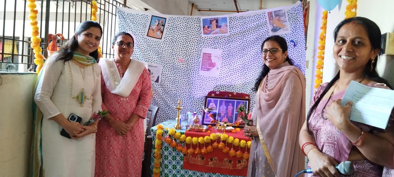 Dr. Surbhi Mehta consulting a patient